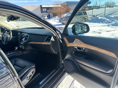 2022 Volvo XC90 T6 Momentum