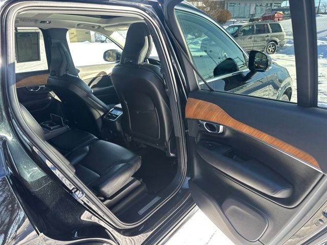 2022 Volvo XC90 T6 Momentum