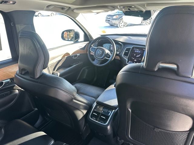 2022 Volvo XC90 T6 Momentum