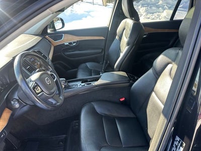 2022 Volvo XC90 T6 Momentum