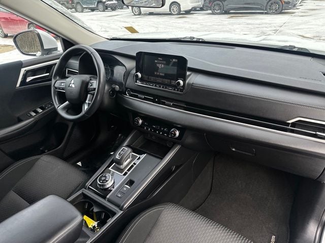 2022 Mitsubishi Outlander ES