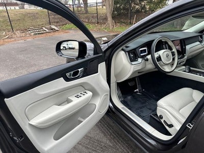 2025 Volvo XC60 Plug-In Hybrid T8 Plus