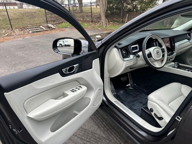 2025 Volvo XC60 Plug-In Hybrid T8 Plus