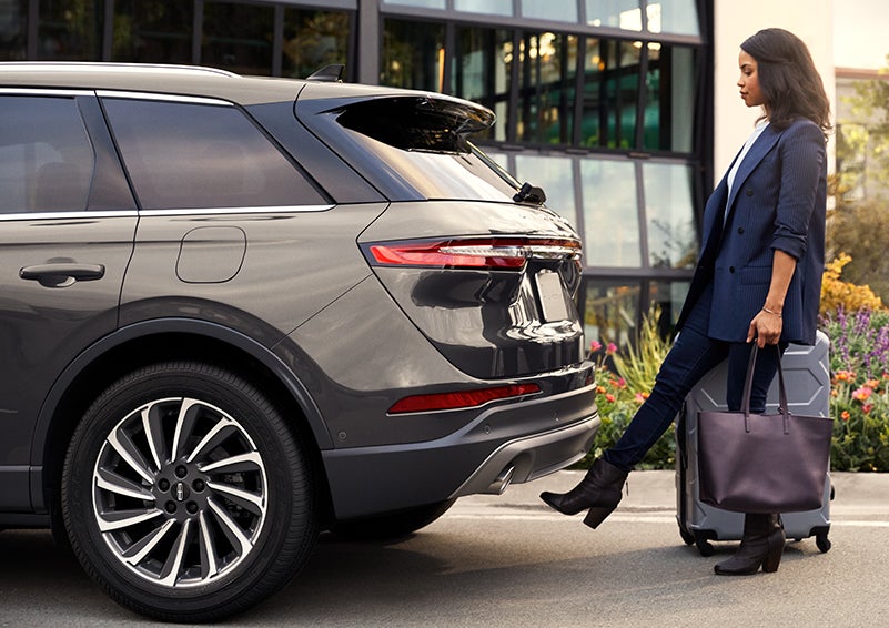 A woman with her hands full uses her foot to activate the available hands-free liftgate. | Nick Mayer Lincoln Westlake in Westlake OH