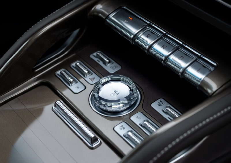 A crystal-inspired volume knob is shown in the center floor console of a 2024 Lincoln Nautilus® SUV. | Nick Mayer Lincoln Westlake in Westlake OH