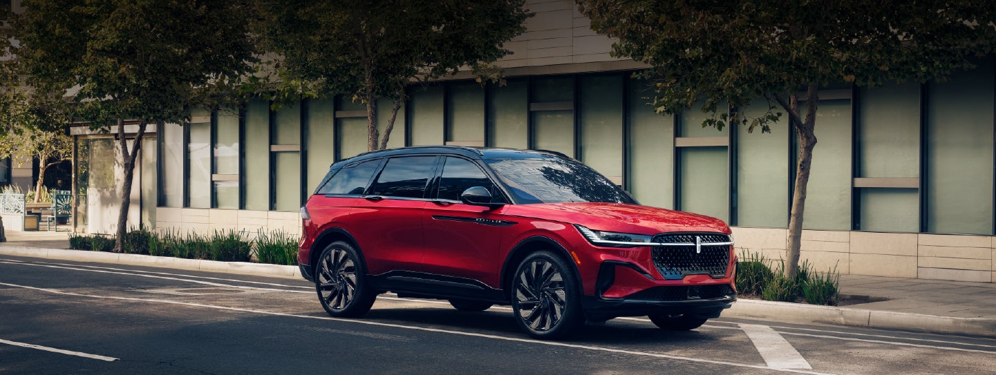 A 2025 Lincoln Nautilus® SUV with an available hybrid powertrain is parked in an urban setting. | Nick Mayer Lincoln Westlake in Westlake OH