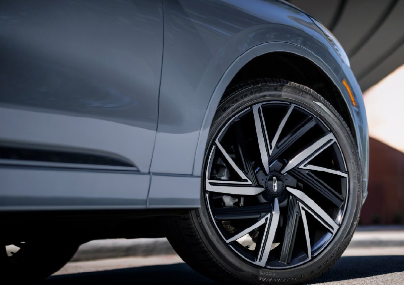 The wheel of the 2027 Lincoln Aviator® Black Label™ SUV is shown slightly angled out. | Nick Mayer Lincoln Westlake in Westlake OH