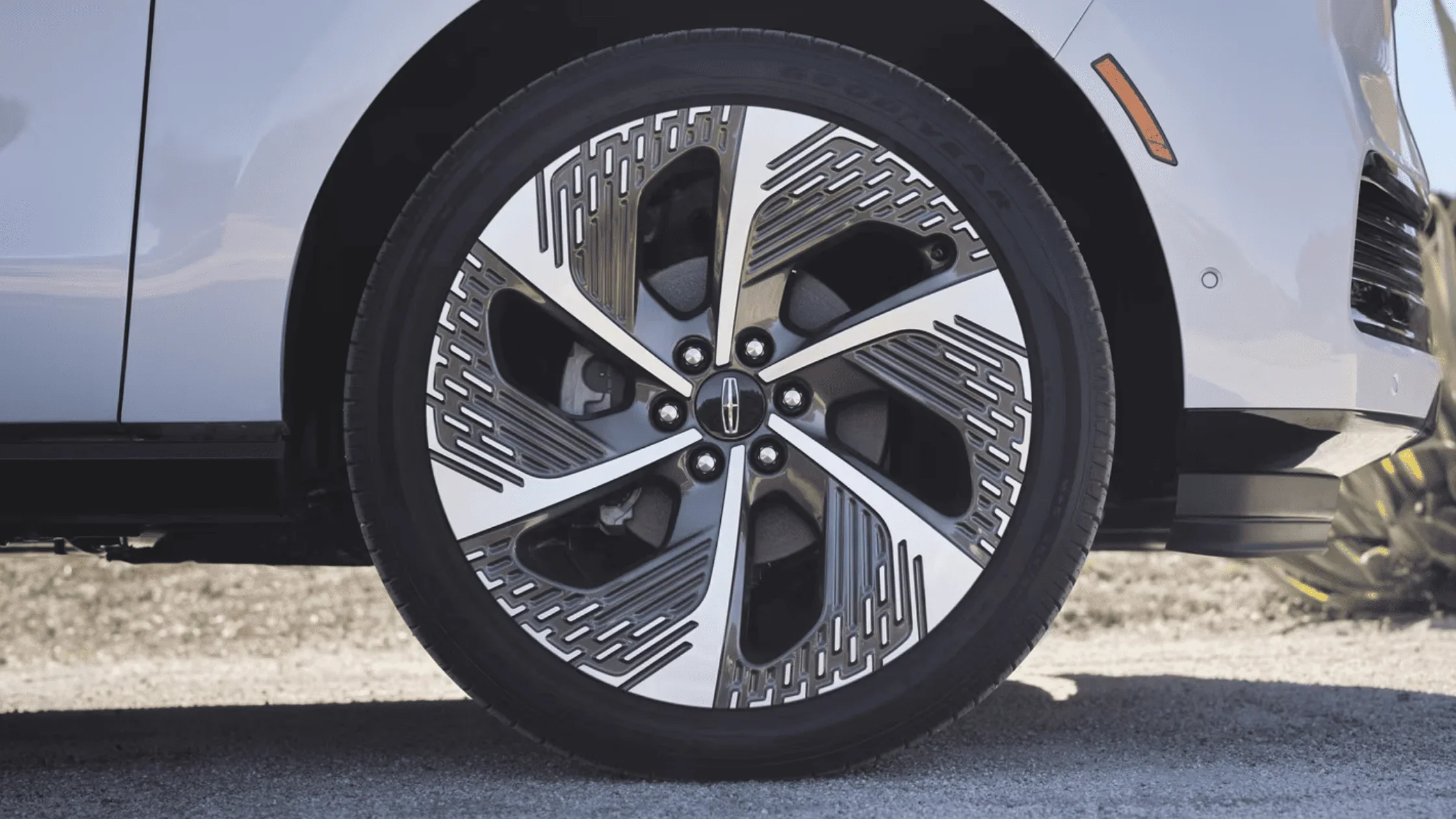 Close-up of 2024 Lincoln Navigator® alloy wheel with geometric design and Lincoln badge