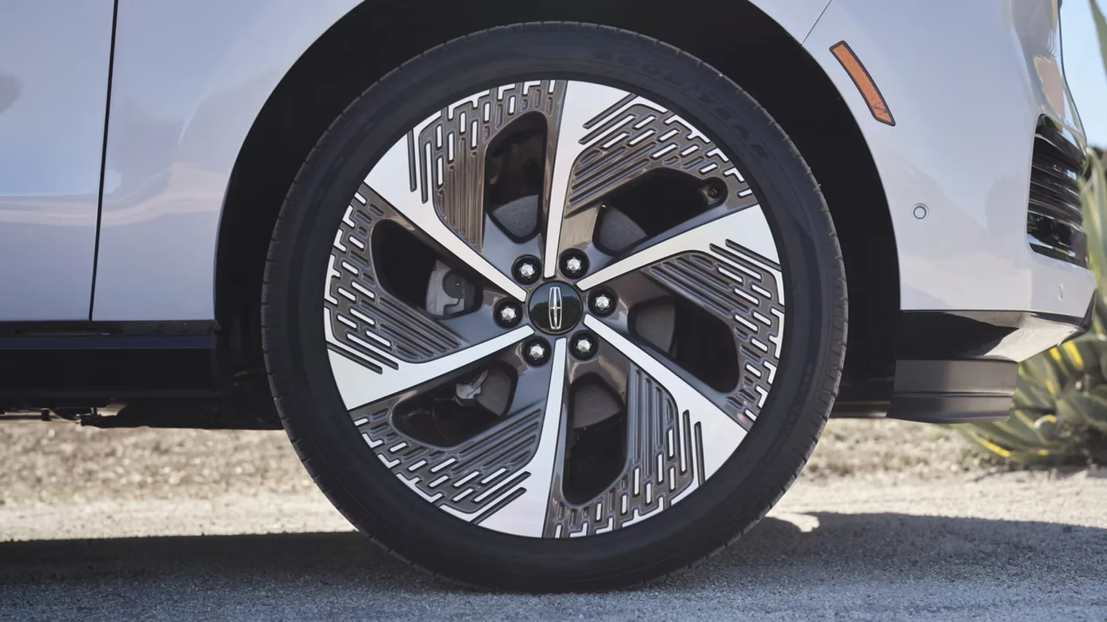 Close-up of the 2025 Black Label Navigator® wheel design, showcasing the unique chrome and black patterned alloy rim with the Lincoln emblem at center.
