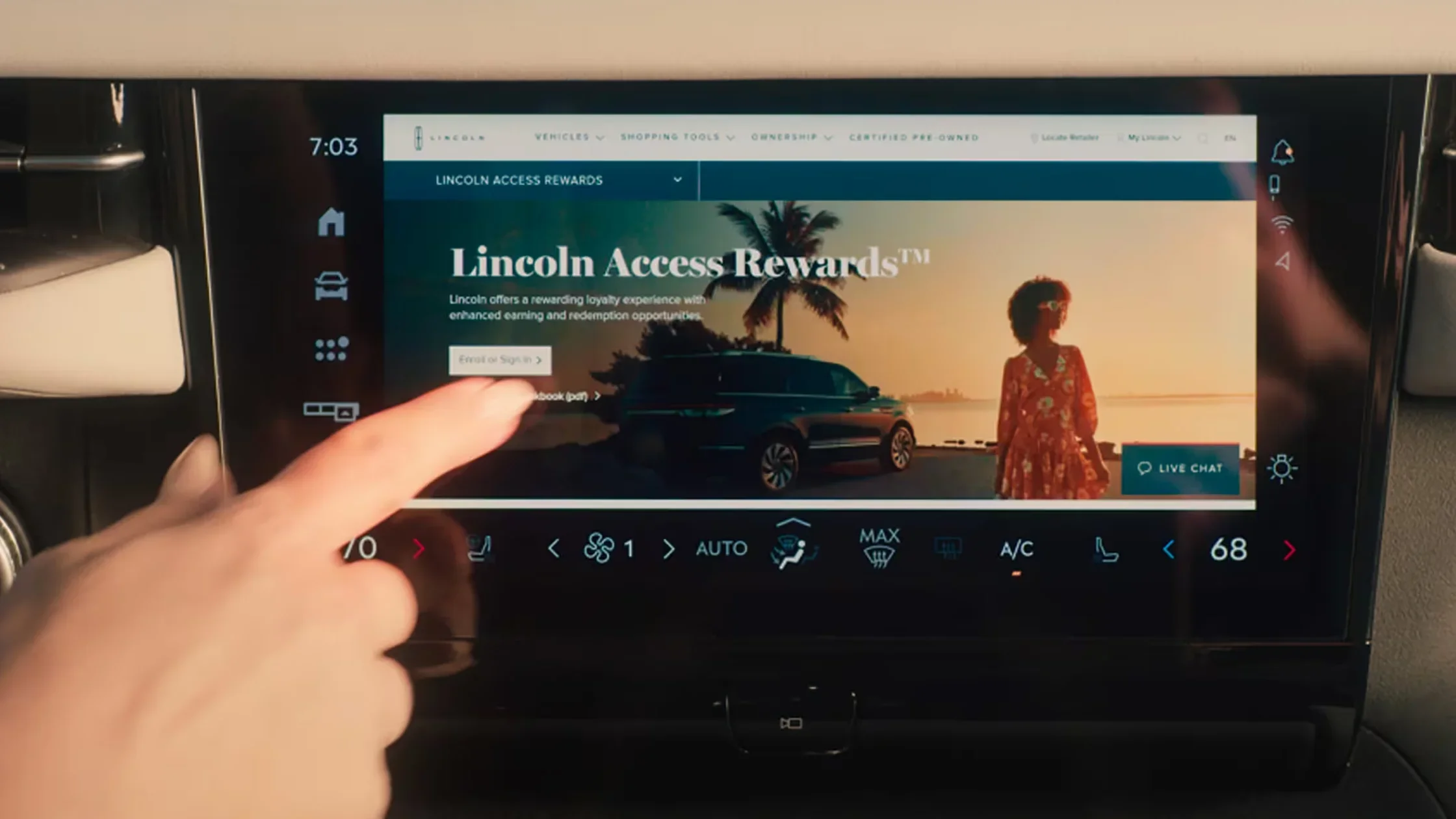 Touchscreen display inside the 2025 Navigator® Reserve featuring the Lincoln Access Rewards™ page with climate control settings below.