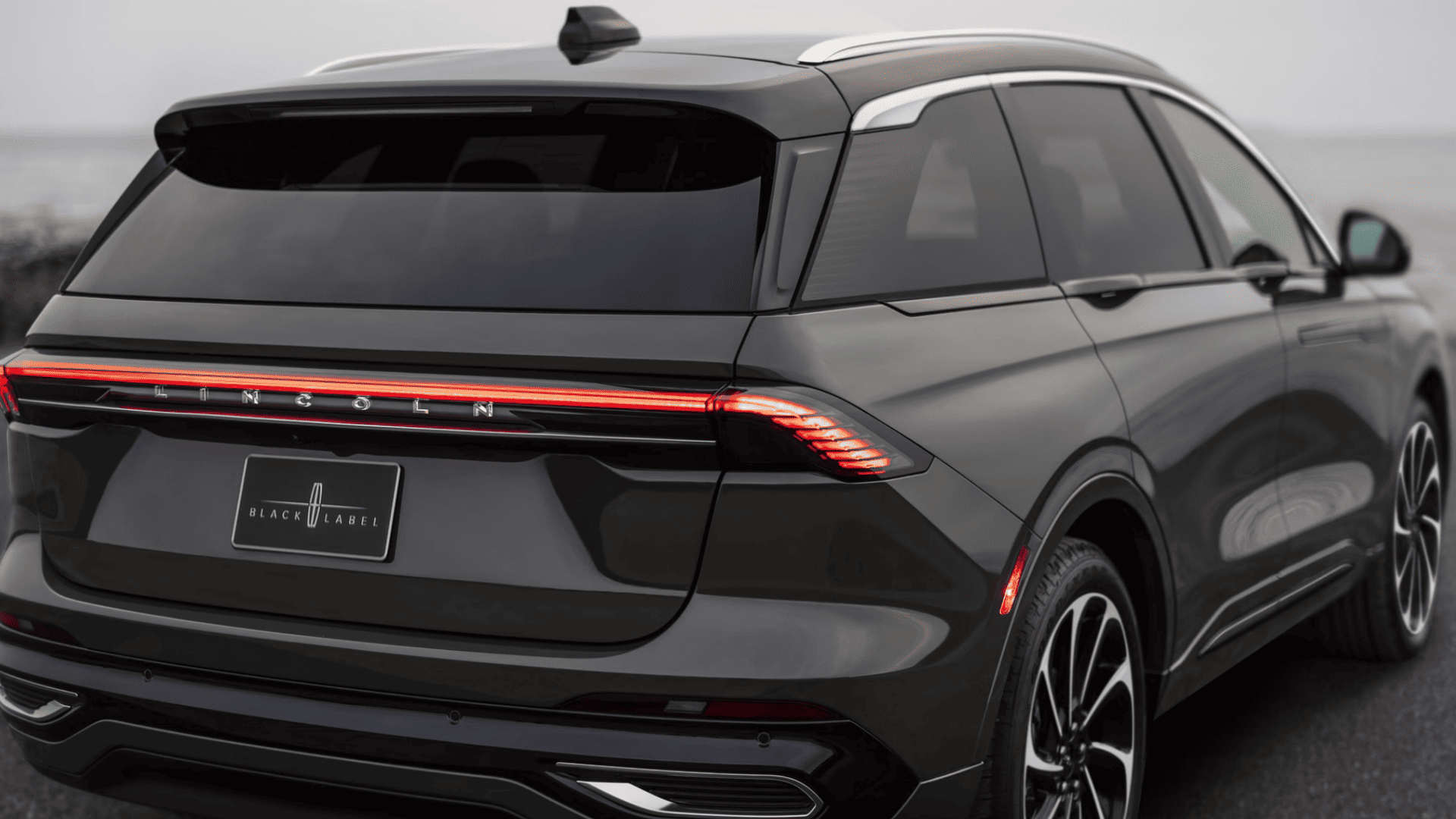 2025 Lincoln Nautilus® Black Label rear three-quarter view showing full-width LED taillight and dark exterior.