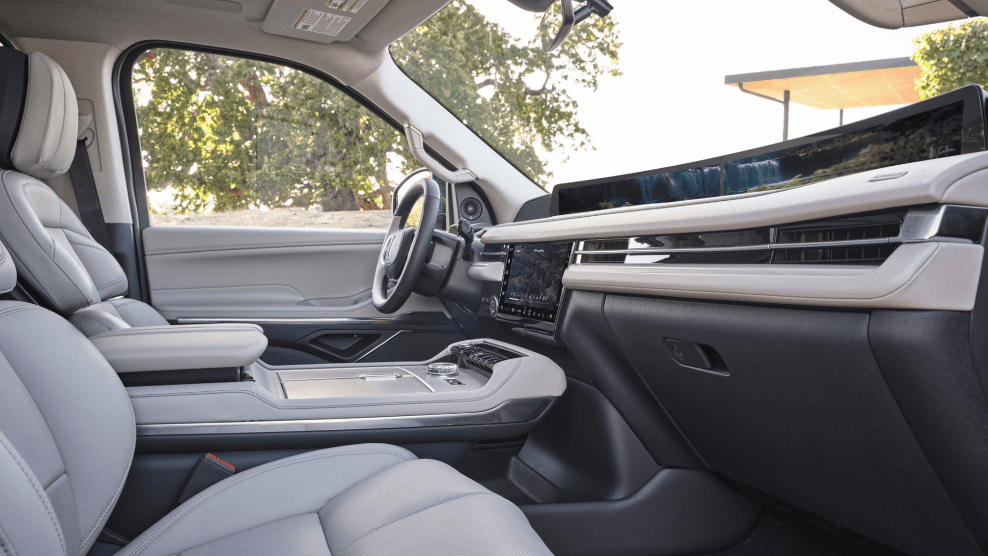 2025 Lincoln Navigator® Reserve interior with panoramic cockpit display and refined center console.