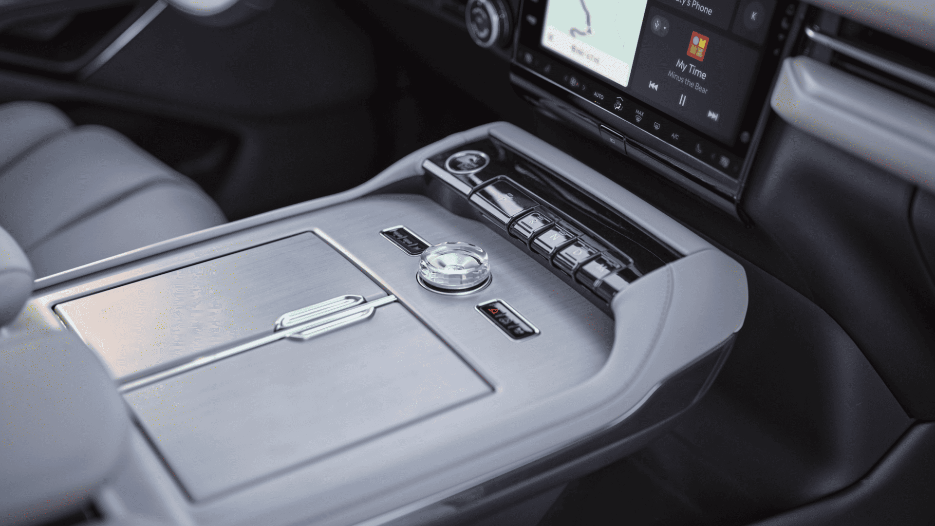 2025 Lincoln Navigator® Reserve luxury cabin featuring leather seating and advanced infotainment.