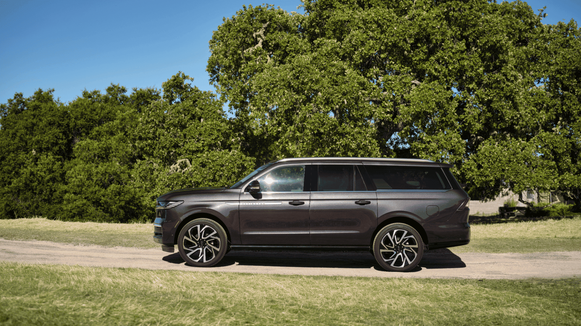 2025 Lincoln Navigator® Reserve side profile parked outdoors highlighting full size luxury SUV design.