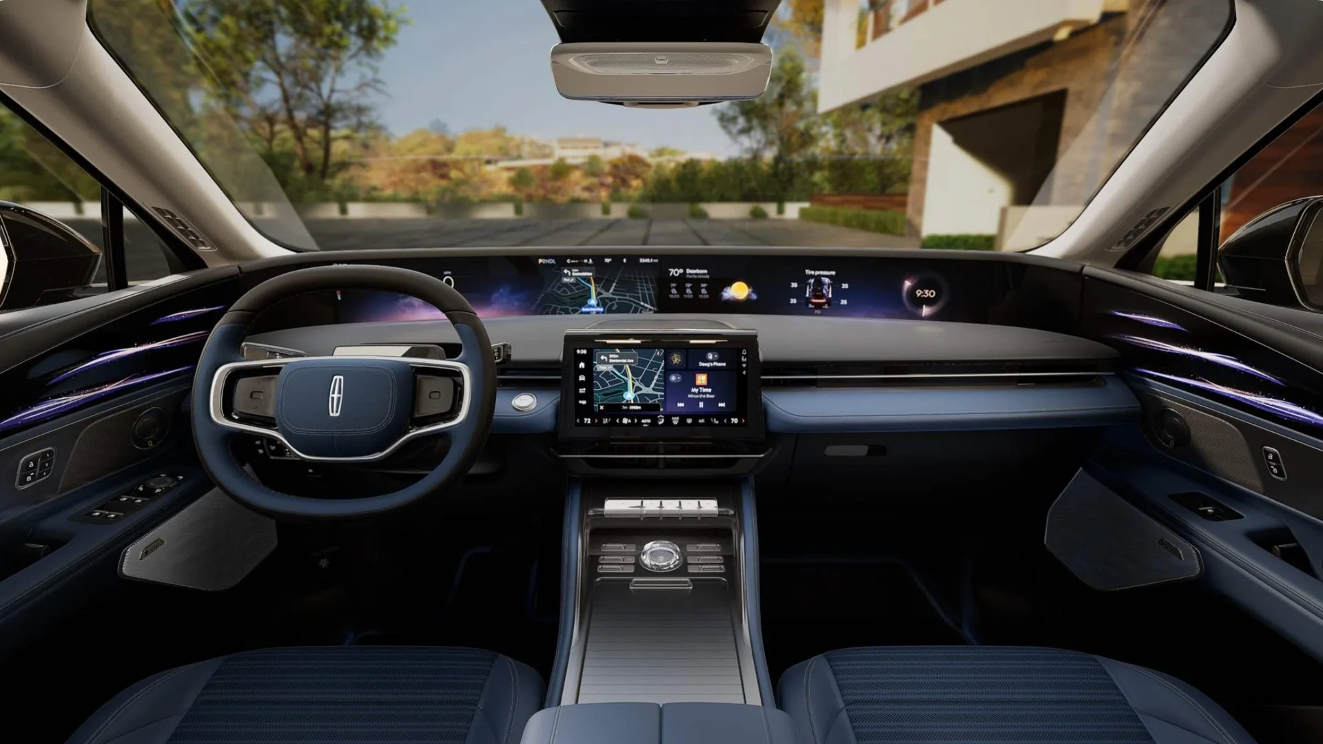 Lincoln Nautilus cockpit with coast-to-coast display and 11.1-inch center screen.